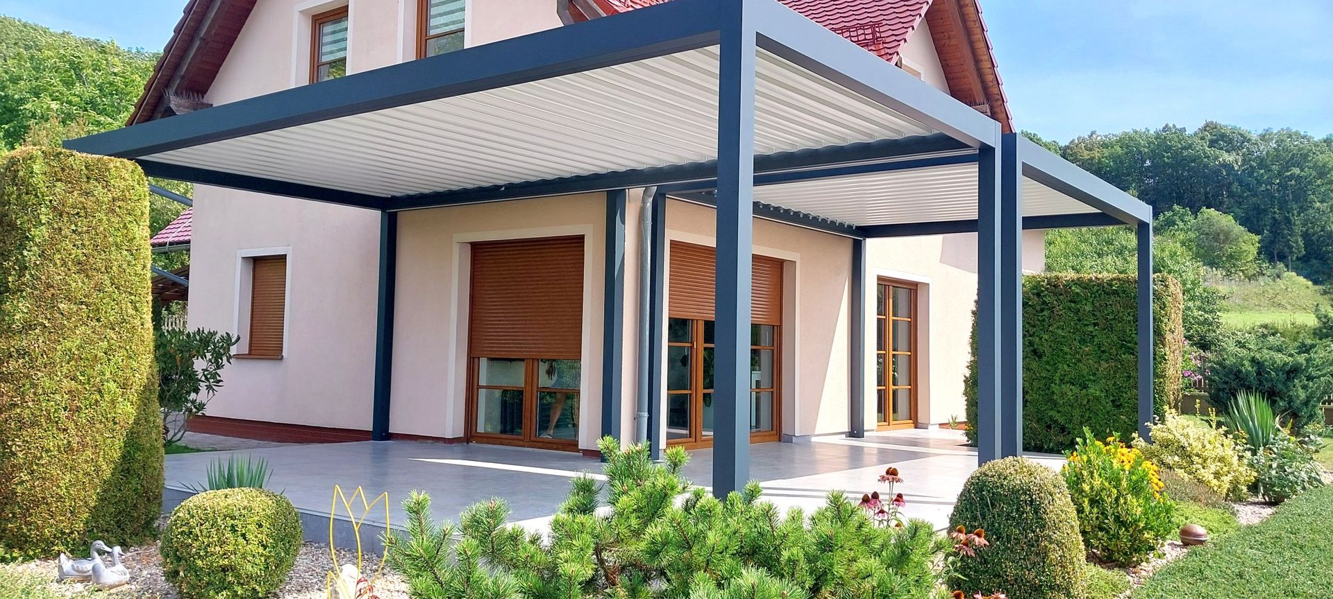 Bioklimatická pergola s nastavitelnými hliníkovými lamelami nad terasou
