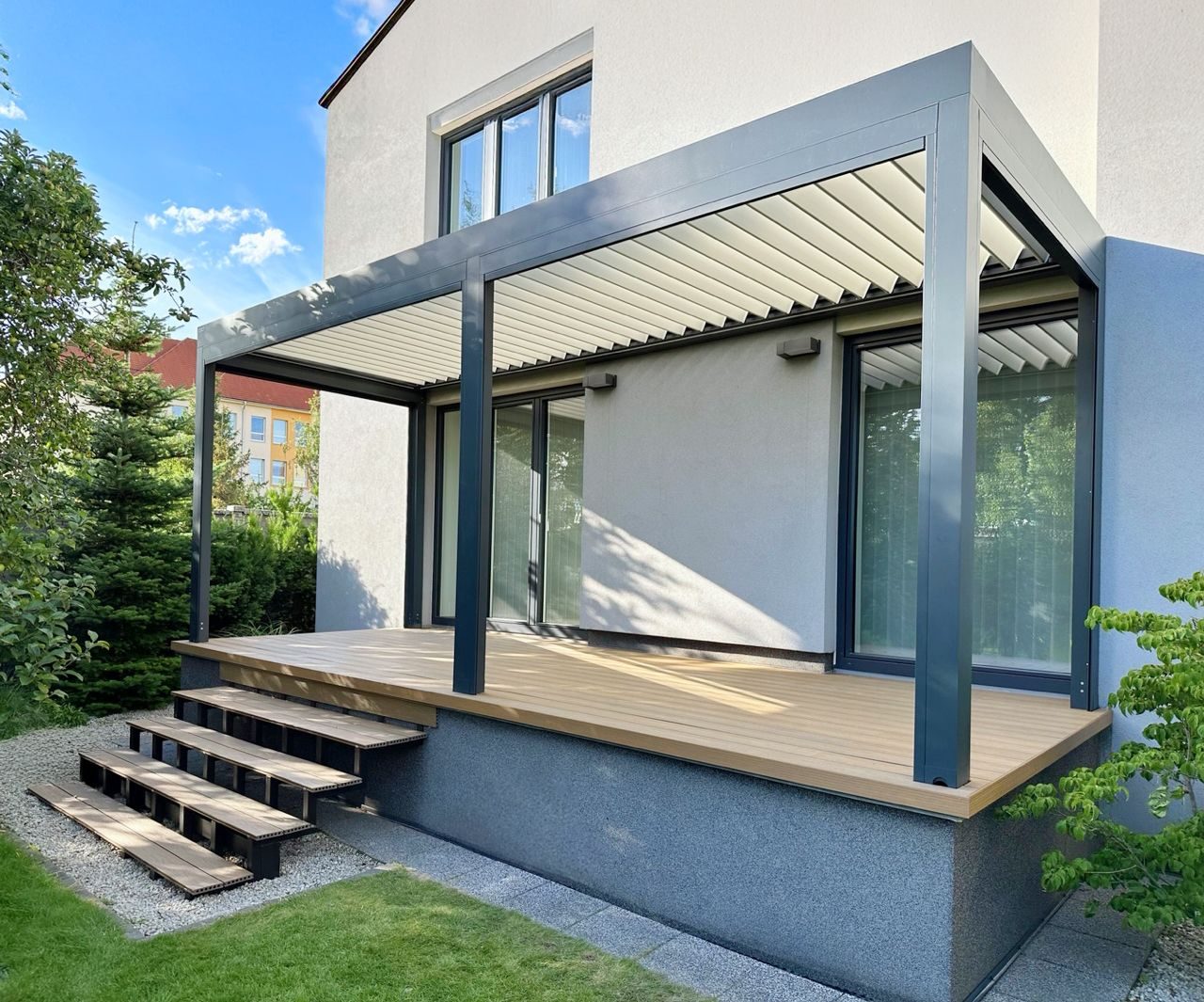 Moderní hliníková pergola s lamelovou střechou na terase