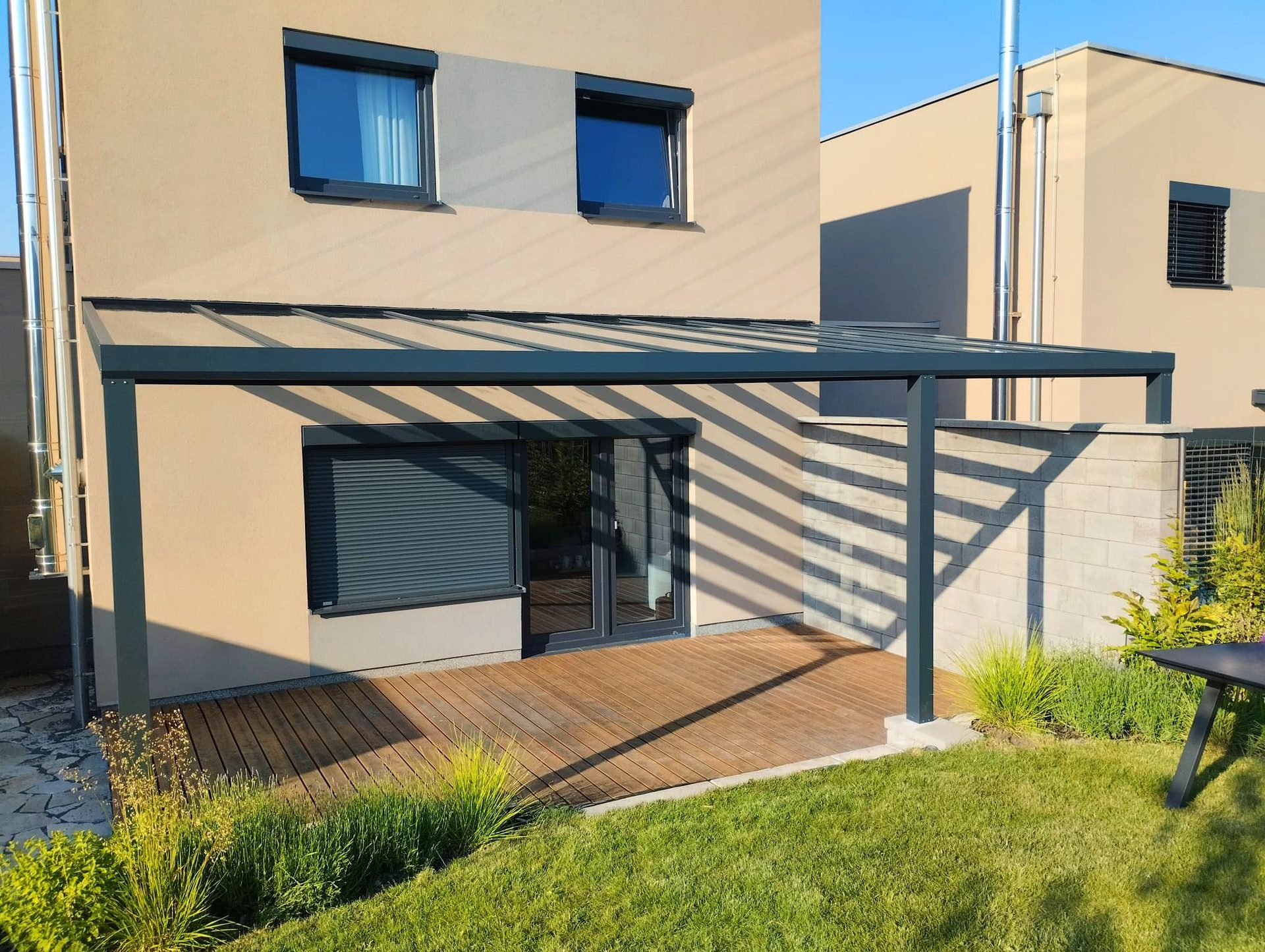 Klasická hliníková pergola s pevnou střechou