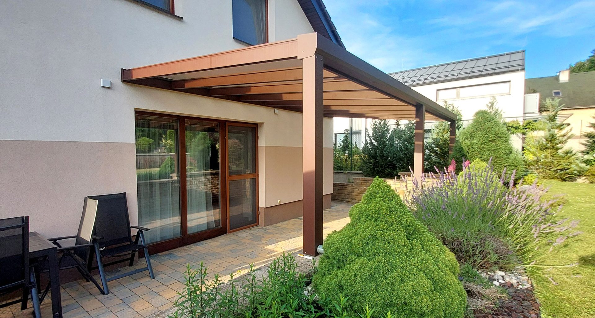Pergola u bazénu s posezením